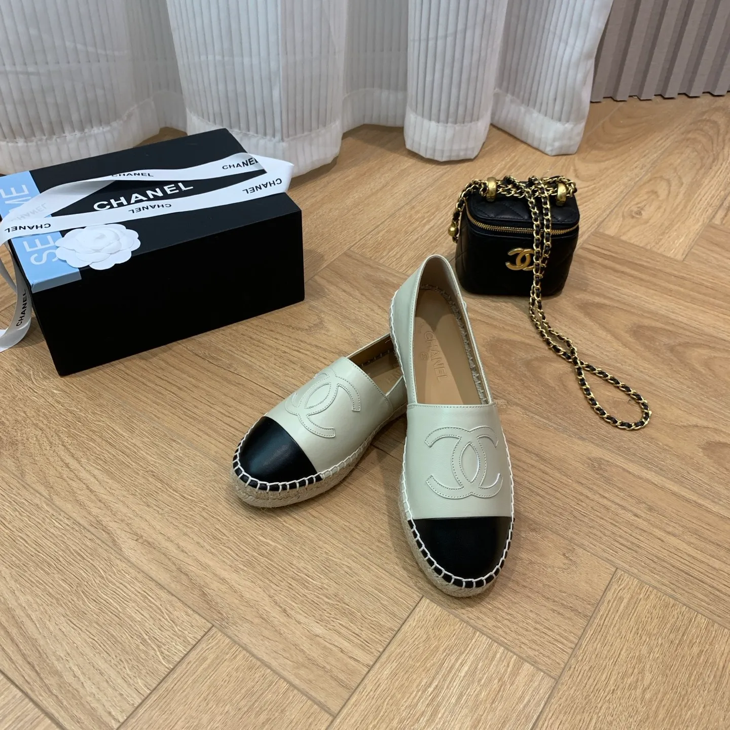 👟👟Ex-factory price 440👟👟 👑New colors are coming ✌️New version of Chanel fisherman shoes is coming❗️Delivered in a full set of top-notch packaging. The quality of my fisherman shoes has not been introduced much, everyone who has had them knows it! The original customized upper, and my outsole is the original translucent outsole, the opaque outsole is the wrong version, full set of authentic packaging ❗️ size: 35-40, running price